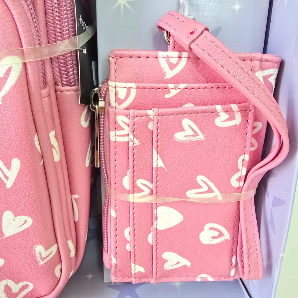 Set Madden Girl Mini Mochila y Cartera Rosa con Corazones – 2 Piezas