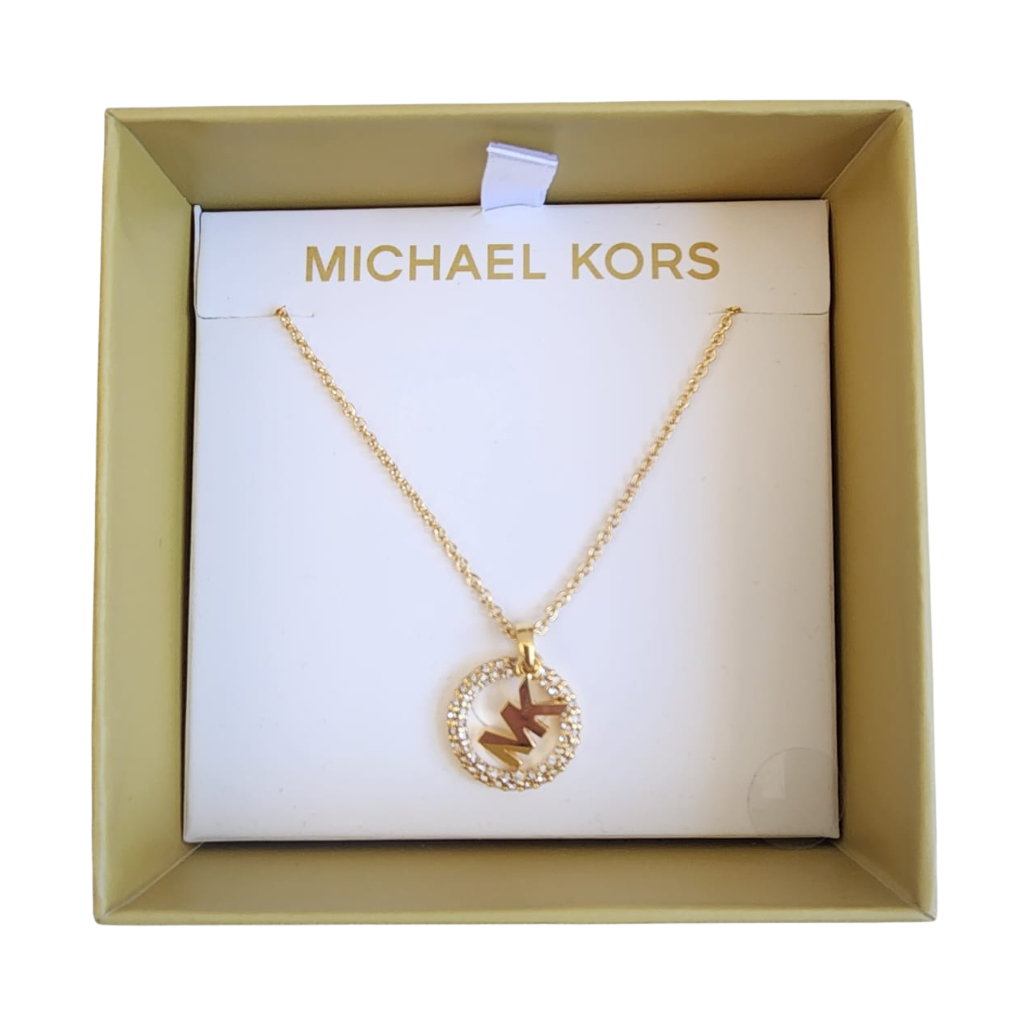 Collar Michael Kors dorado con dije circular MK y cristales