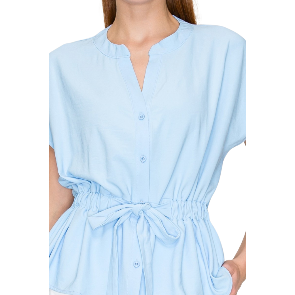 Blusa Azul Cielo Ligera con Ajuste en Cintura Manga Corta Elegante