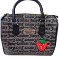 Bolsa Juicy Couture Satchel Negra con Monograma y Charm de Fresa