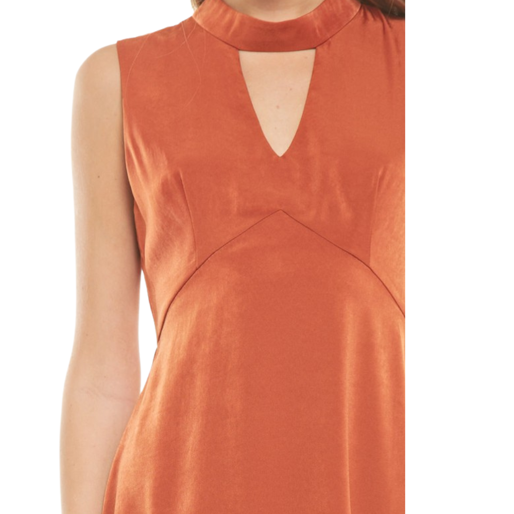 Vestido satinado terracota con cuello halter y abertura