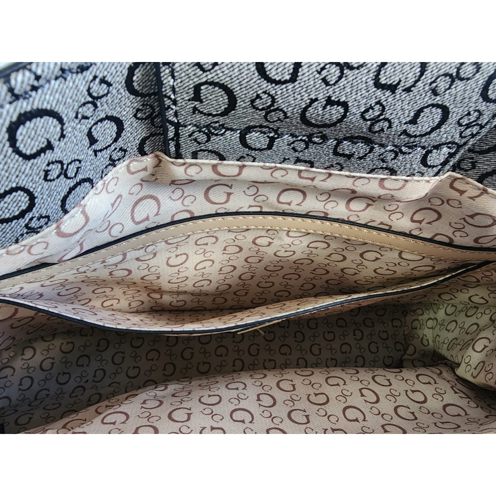 Bolsa Guess satchel monograma gris con correa larga