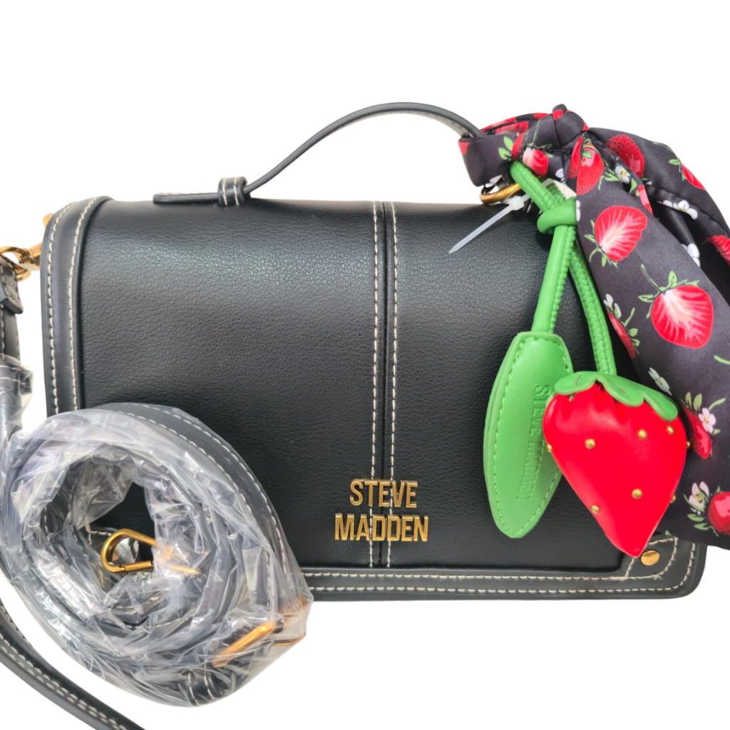 Bolso Satchel Steve Madden Negro con Charm de Fresa y Correa Ajustable