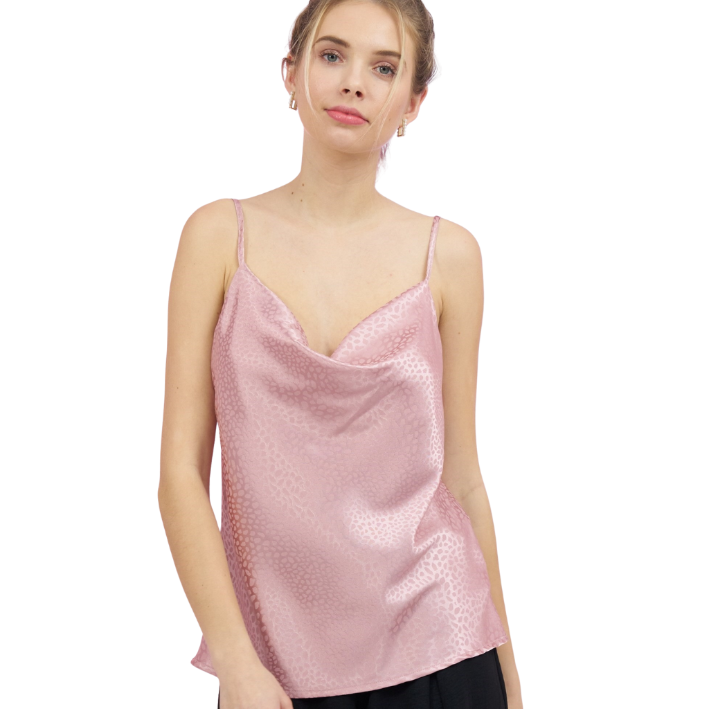 Top satinado rosa con textura animal print