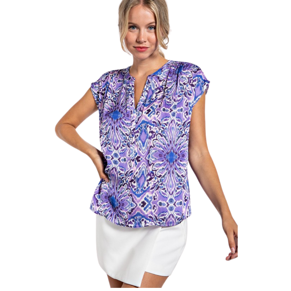 Blusa estampada en tonos morados con escote en V