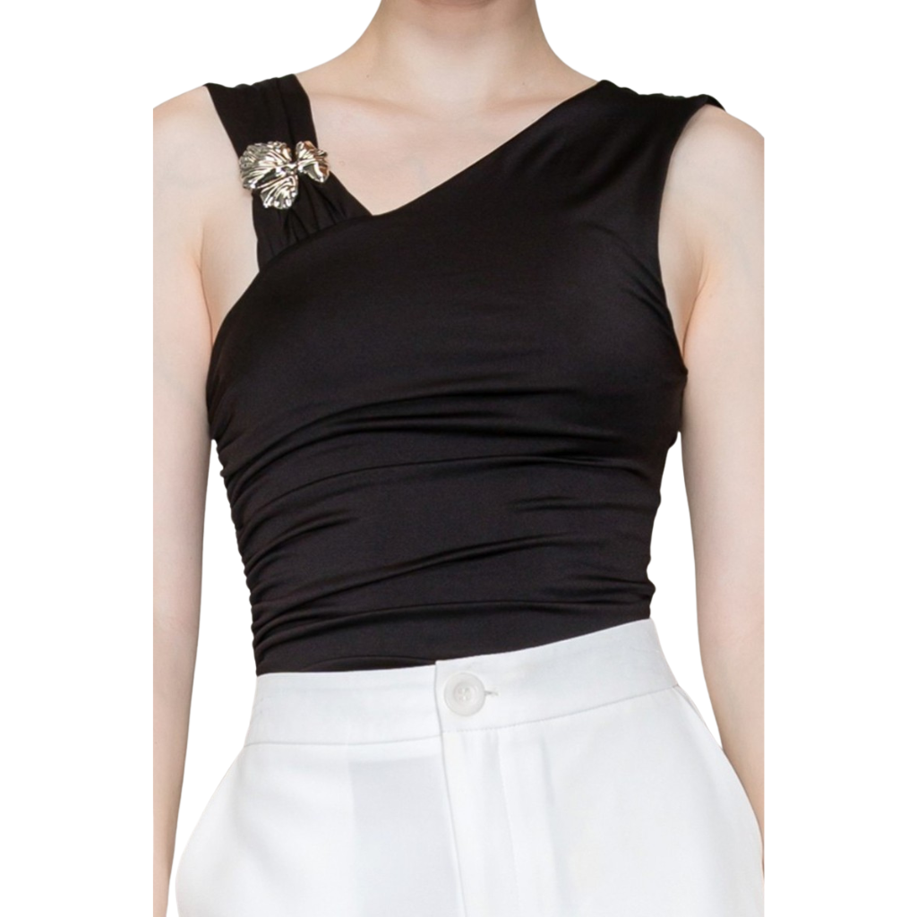Blusa Negra Asimétrica Elegante Con Broche Decorativo