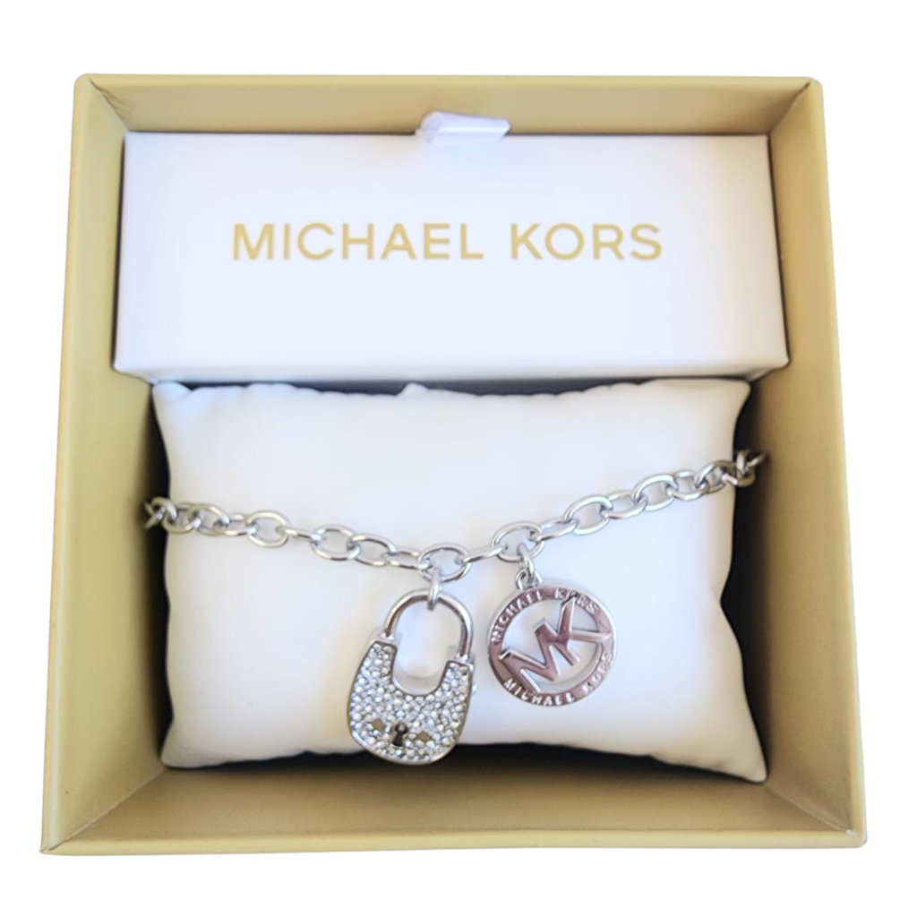 Pulsera Michael Kors plateada con dijes candado y logo MK con cristales