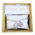 Pulsera Michael Kors plateada con dijes candado y logo MK con cristales