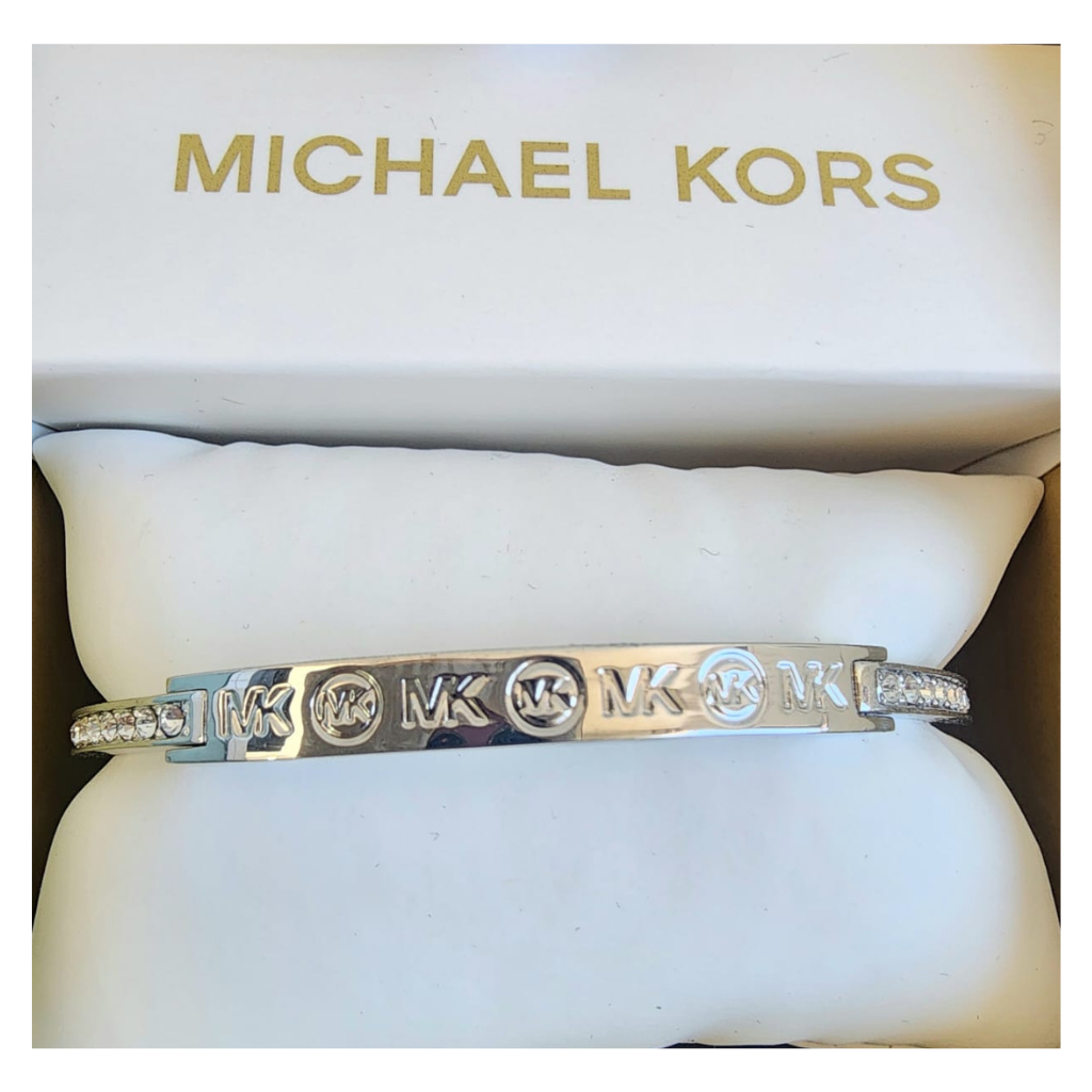 Pulsera Michael Kors plateada rígida con placa MK y cristales