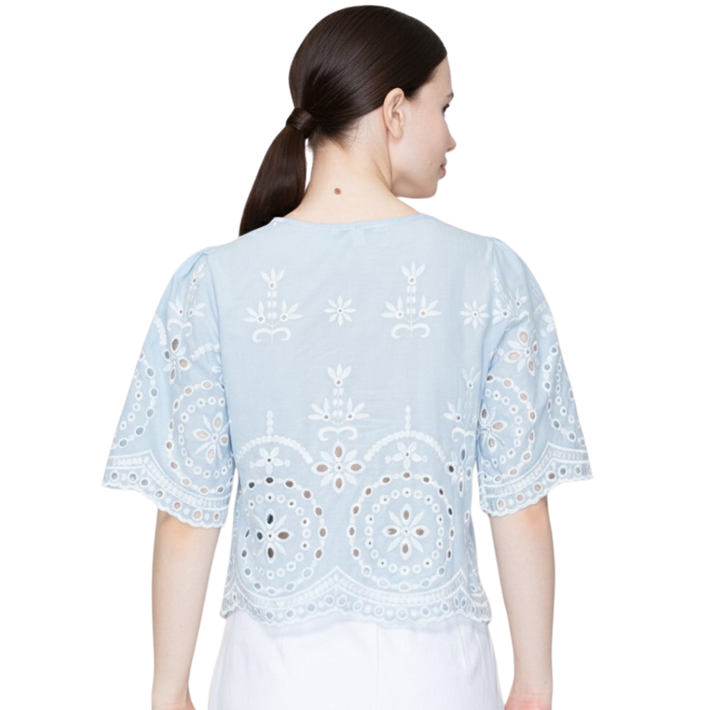 Blusa Azul Bordada Floral Calada Manga Corta Detalle Lazo