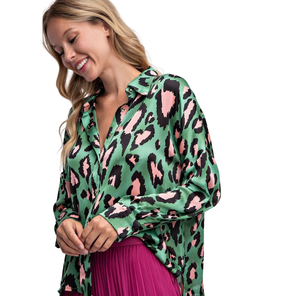 Blusa satín verde con estampado animal oversized