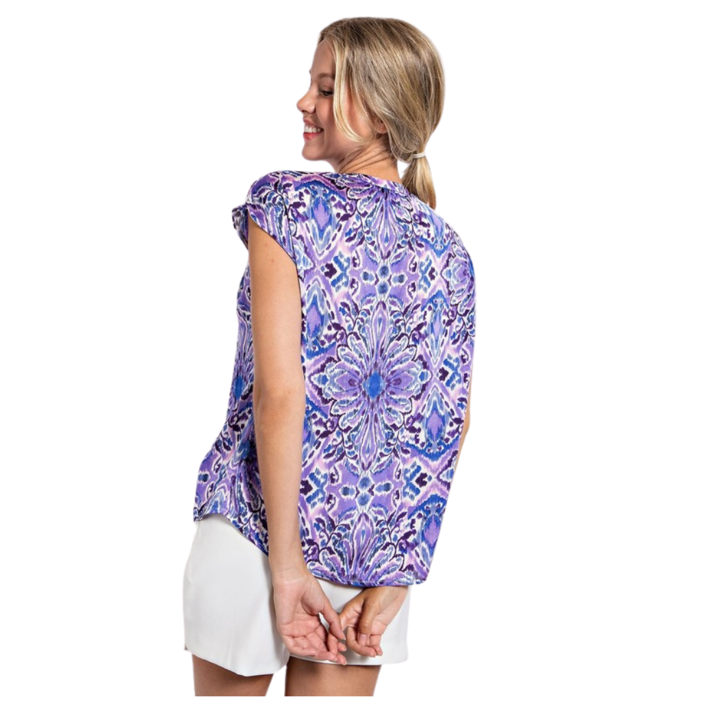 Blusa estampada en tonos morados con escote en V