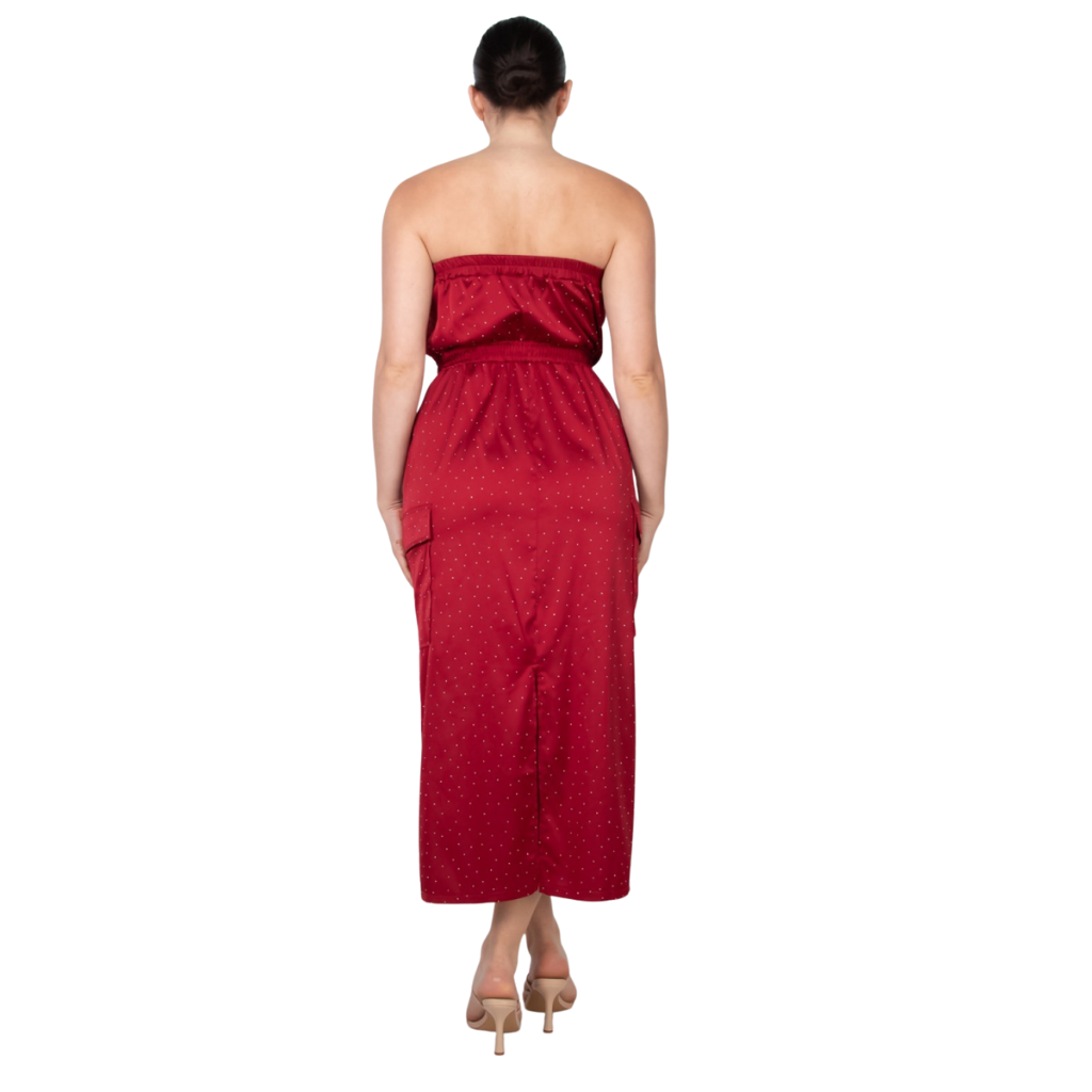 Vestido strapless rojo con bolsillos cargo y cinturón ajustable