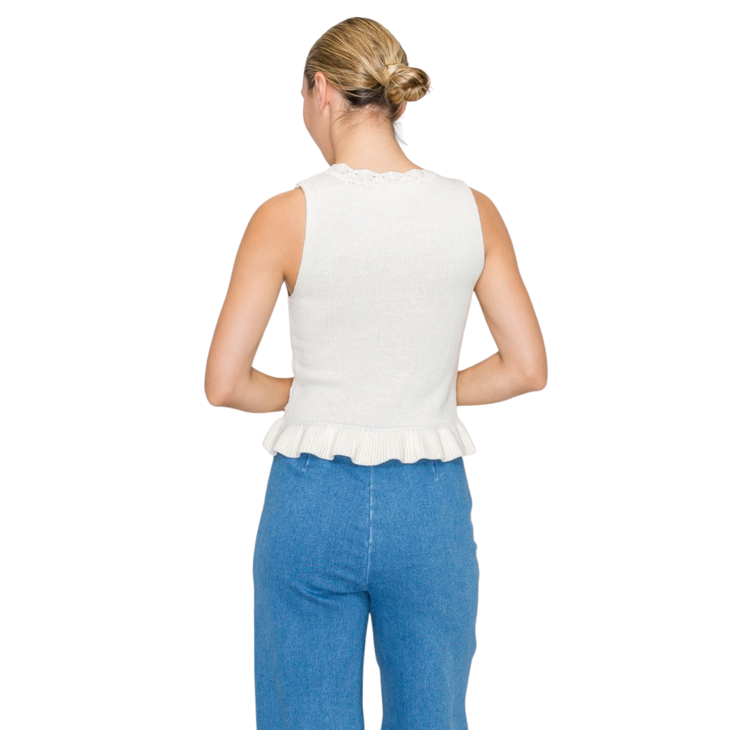 Blusa Tejida Blanca con Detalles Calados y Olan