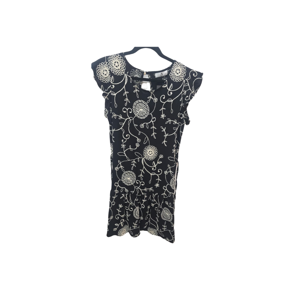 Vestido negro bordado que se ve elegante sin esfuerzo