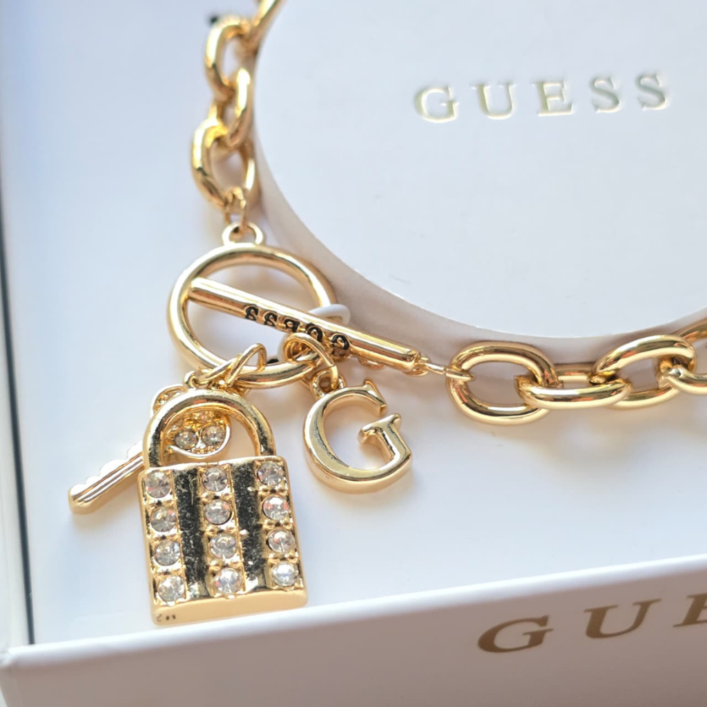 Pulsera Guess Original Dorada con Dijes de Candado, Llave y Logo G con Cristales