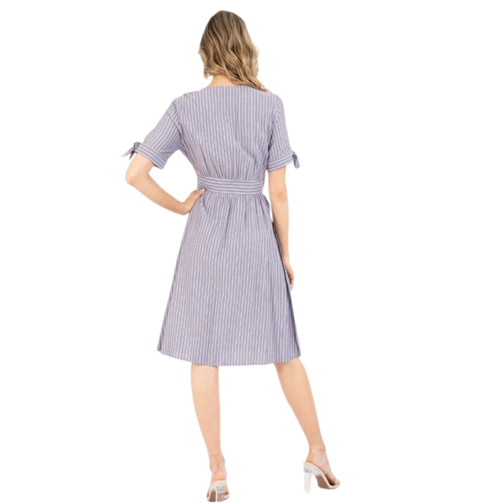 Vestido azul midi de rayas con escote profundo y botones frontales