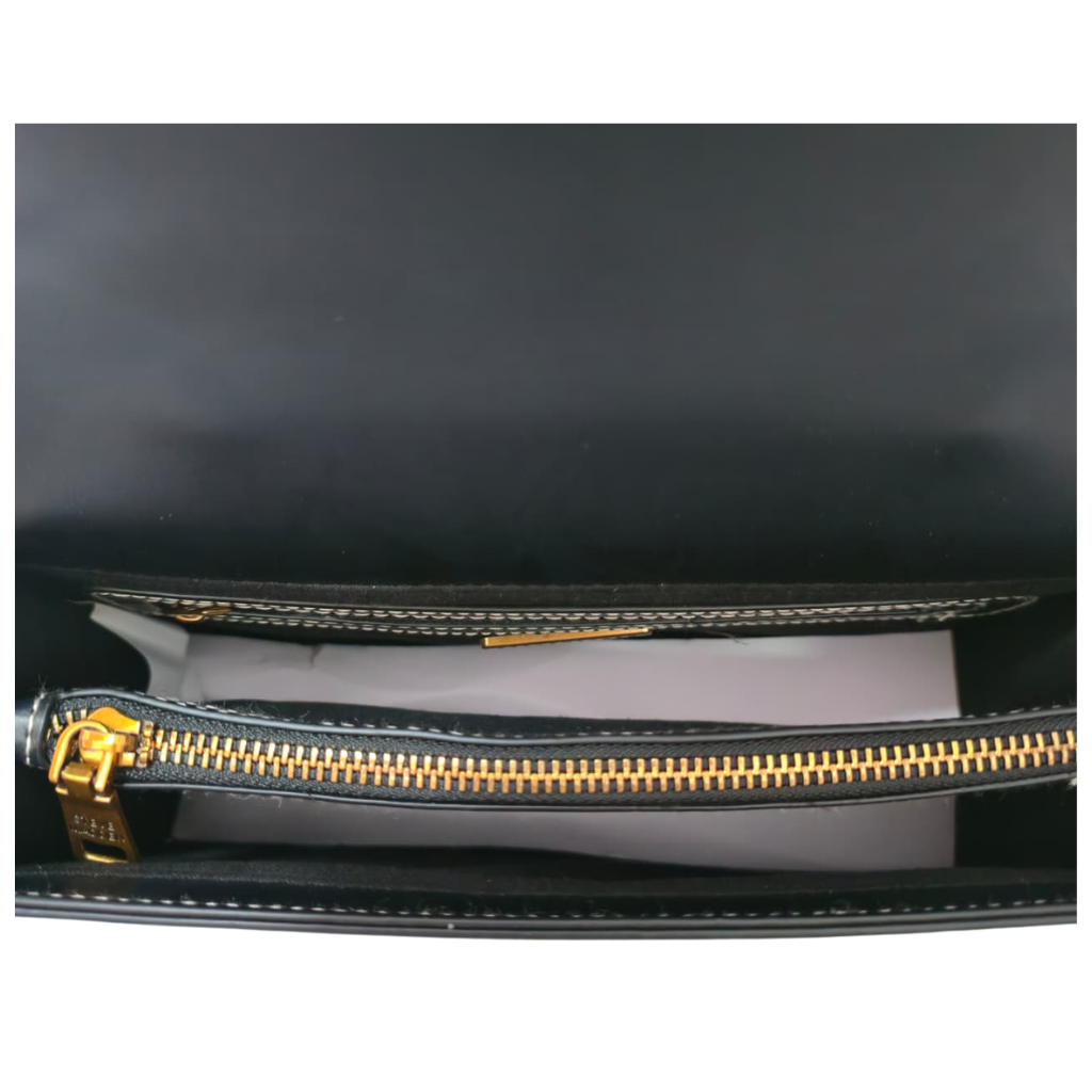 Bolso Satchel Steve Madden Negro con Charm de Fresa y Correa Ajustable