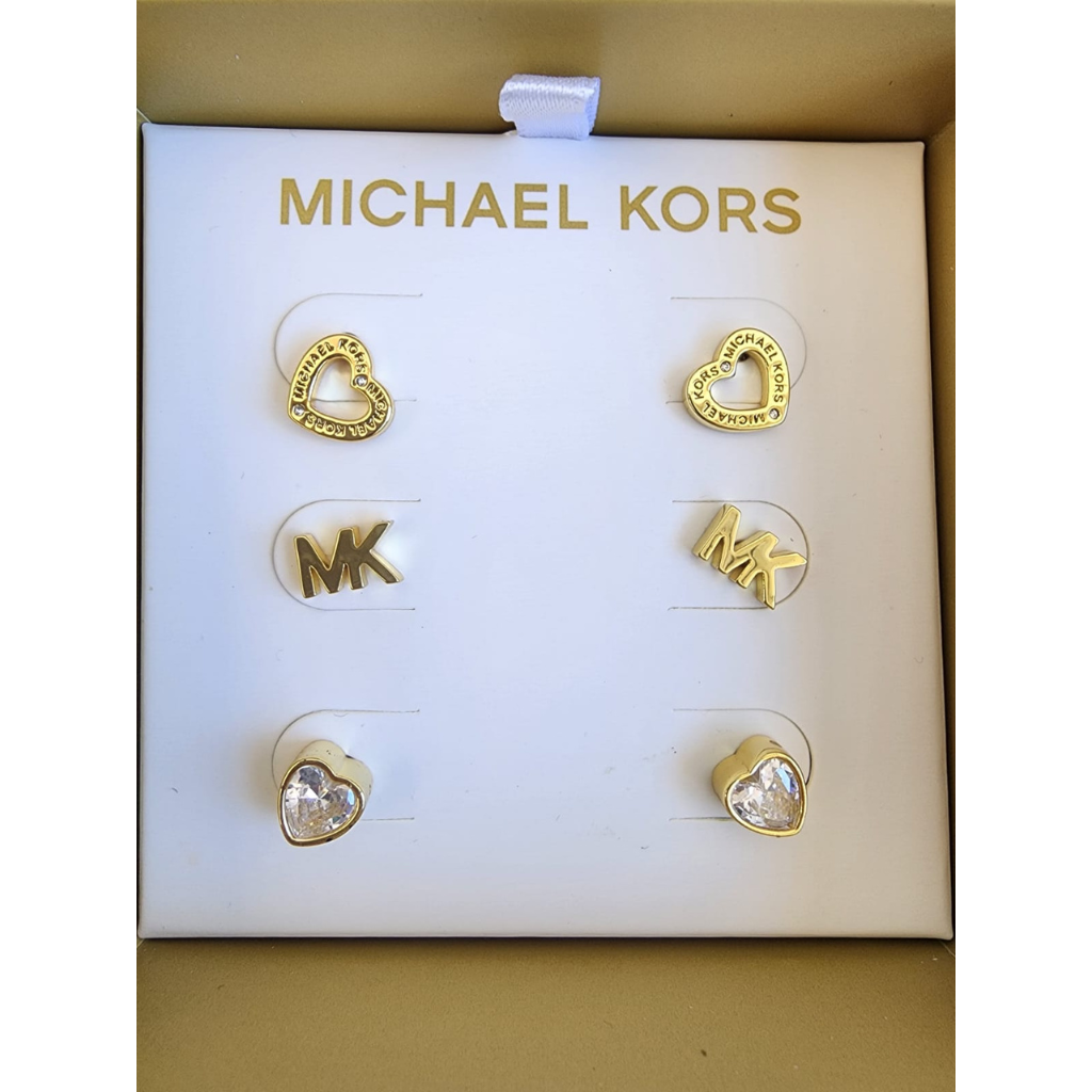 Set de aretes Michael Kors dorados 3 pares con diseño corazón y logo MK