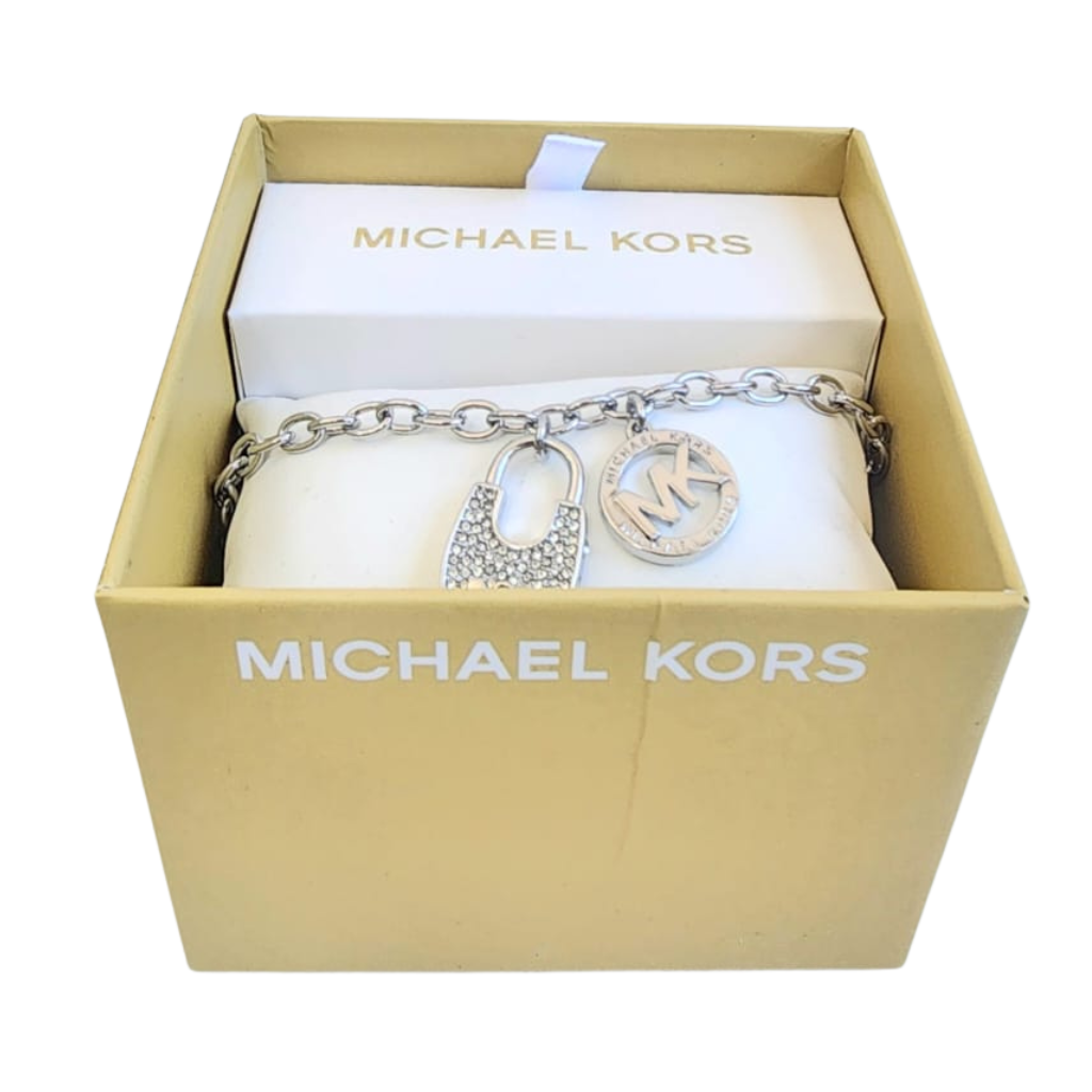 Pulsera Michael Kors plateada con dijes candado y logo MK con cristales