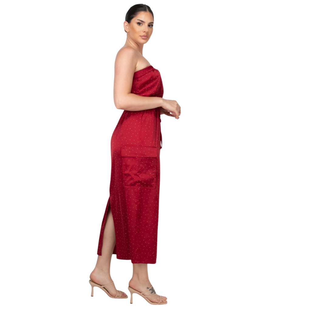 Vestido strapless rojo con bolsillos cargo y cinturón ajustable