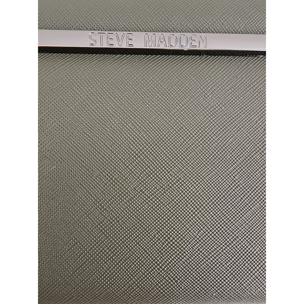 Cartera Steve Madden original color verde oliva con cierre y correa