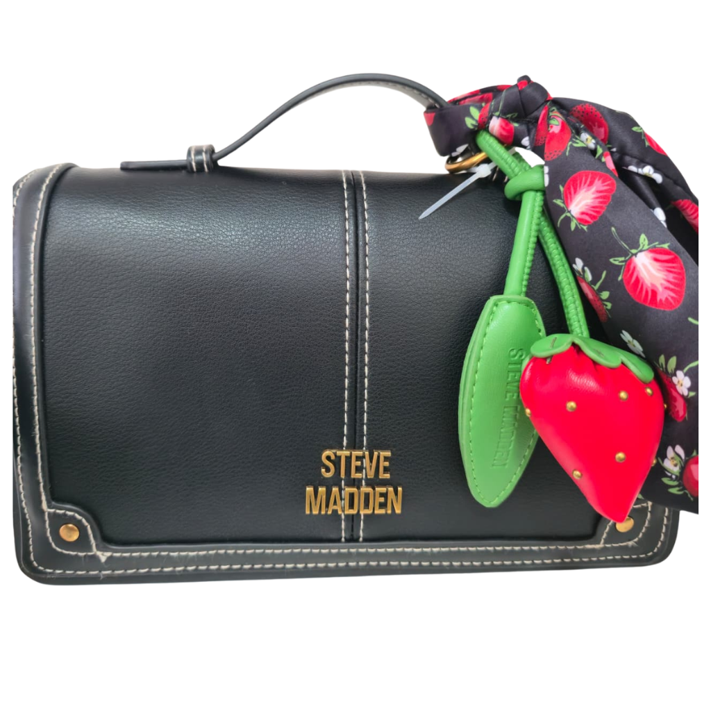 Bolso Satchel Steve Madden Negro con Charm de Fresa y Correa Ajustable