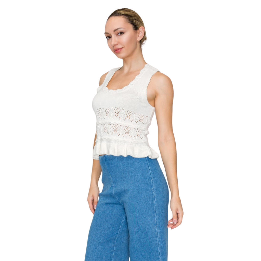 Blusa Tejida Blanca con Detalles Calados y Olan