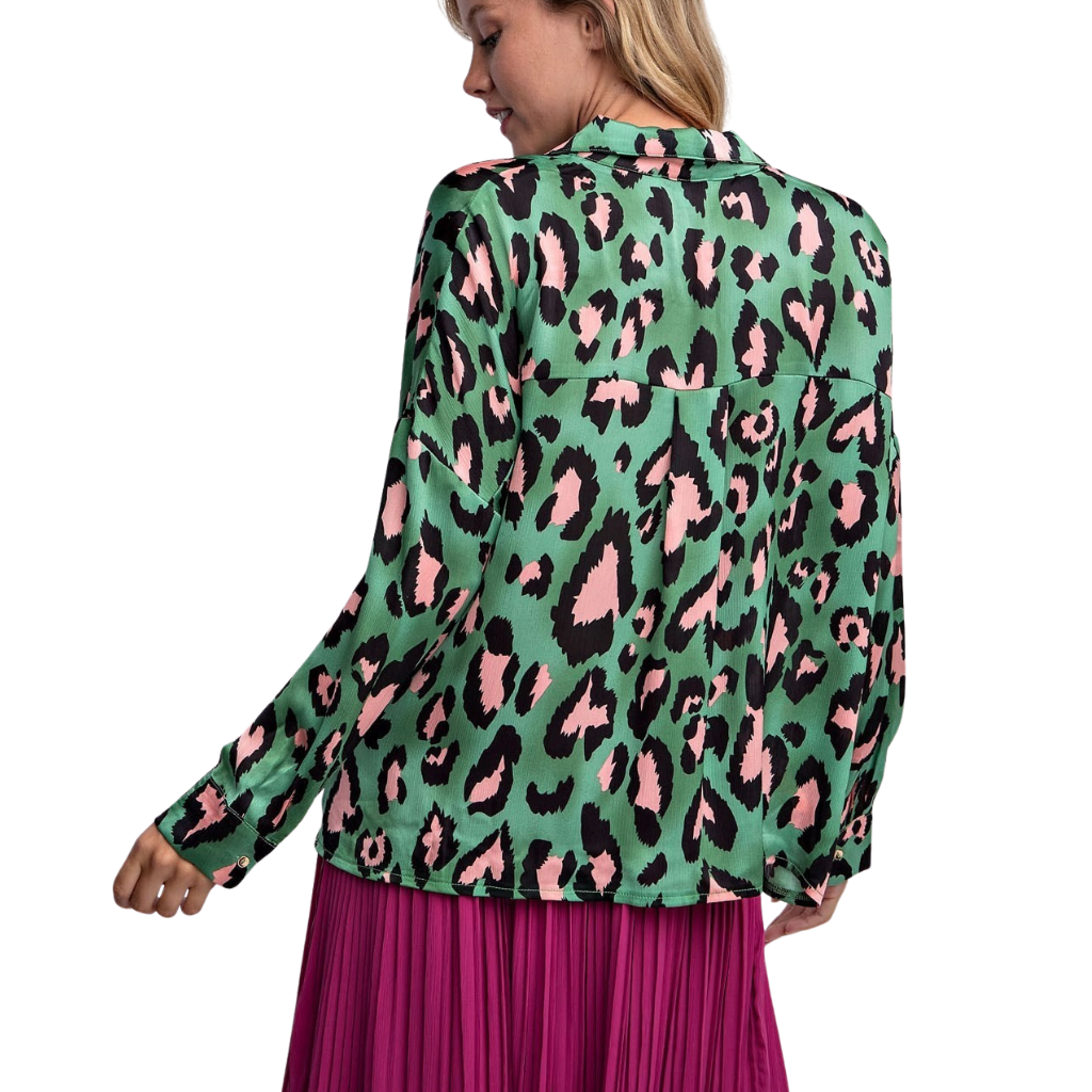 Blusa satín verde con estampado animal oversized