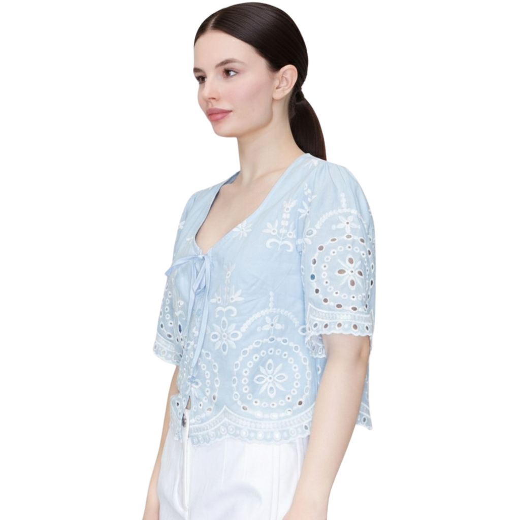 Blusa Azul Bordada Floral Calada Manga Corta Detalle Lazo