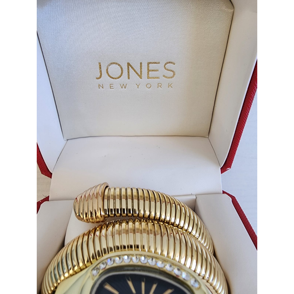 Reloj Jones New York dorado con pulsera tipo brazalete y cristales