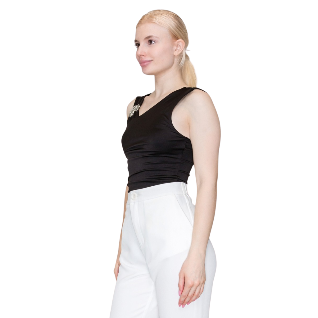 Blusa Negra Asimétrica Elegante Con Broche Decorativo