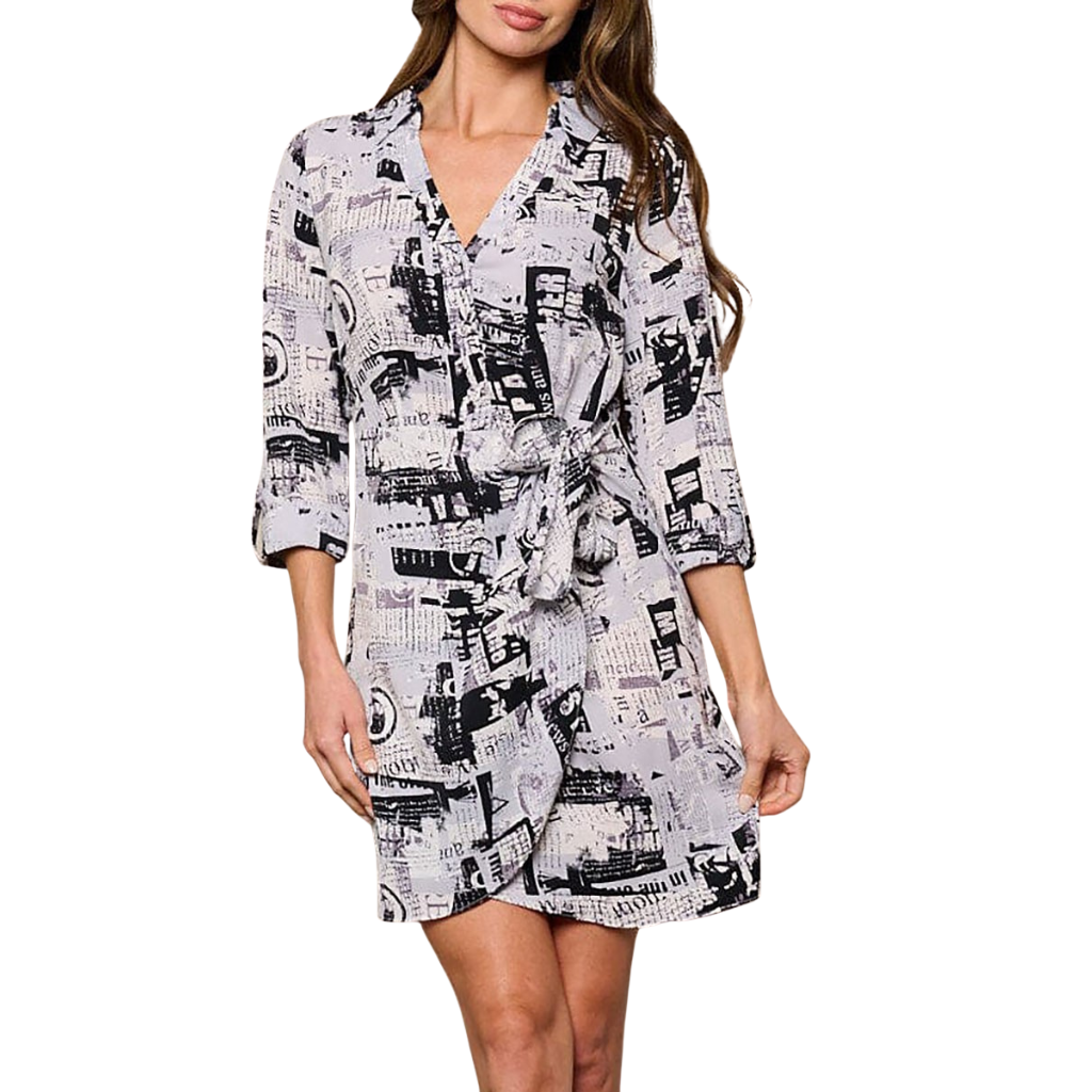Vestido camisero cruzado estampado periódico blanco y negro