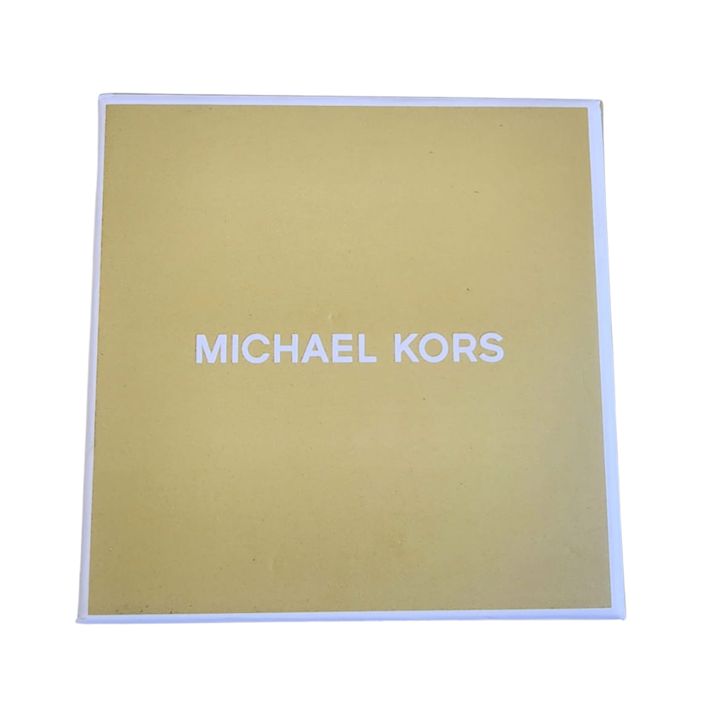 Collar Michael Kors dorado con dije circular MK y cristales