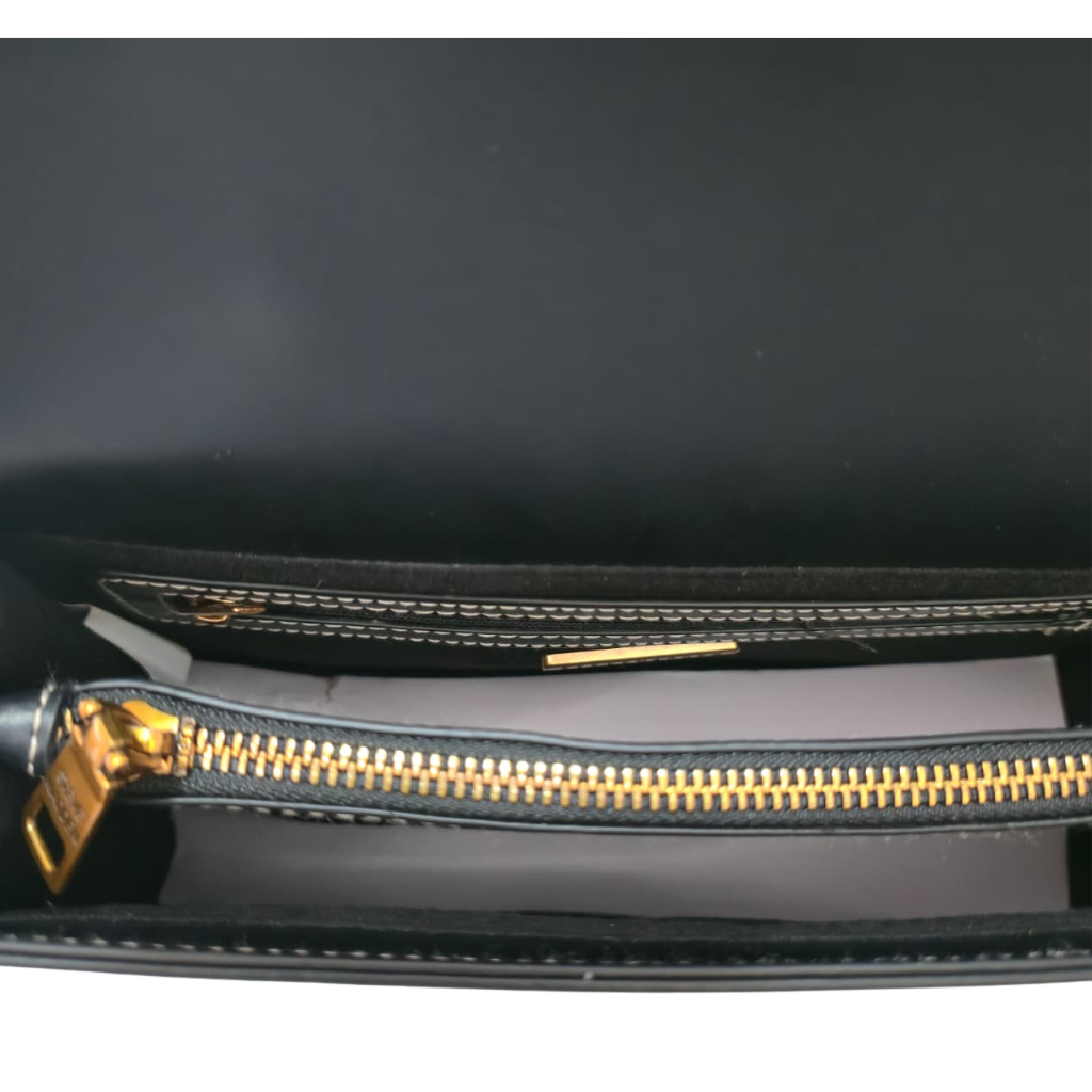 Bolso Satchel Steve Madden Negro con Charm de Fresa y Correa Ajustable