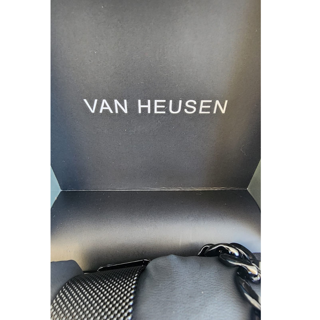 Reloj Van Heusen negro con pulsera metálica y brazalete incluido