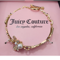 Pulsera Juicy Couture dorada con dije mariposa y perla