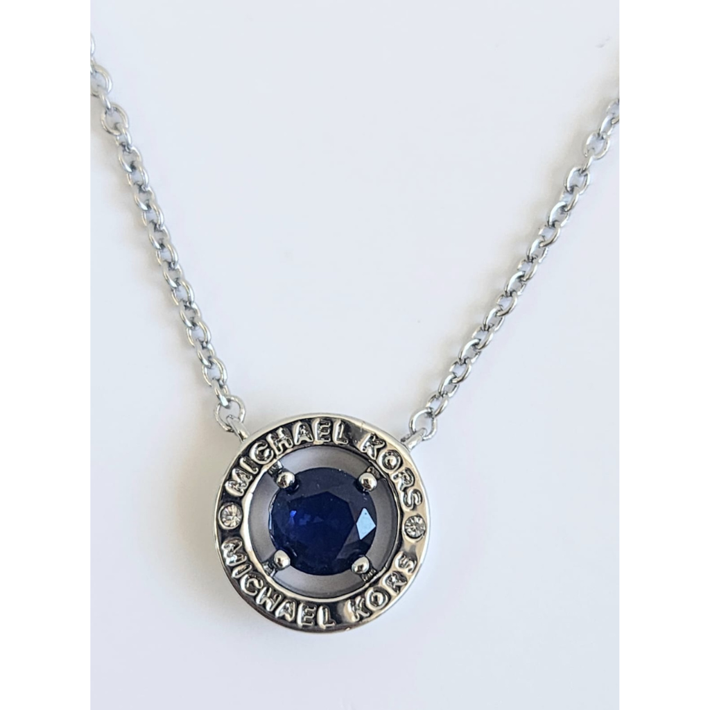 Collar Michael Kors Plateado con Dije Circular y Piedra Azul Elegante