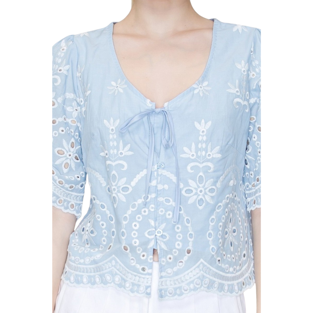 Blusa Azul Bordada Floral Calada Manga Corta Detalle Lazo