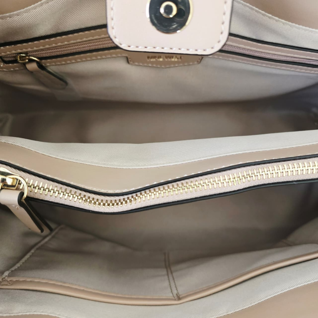 Bolsa Nine West Tote Beige con Detalles Rosa y Monograma