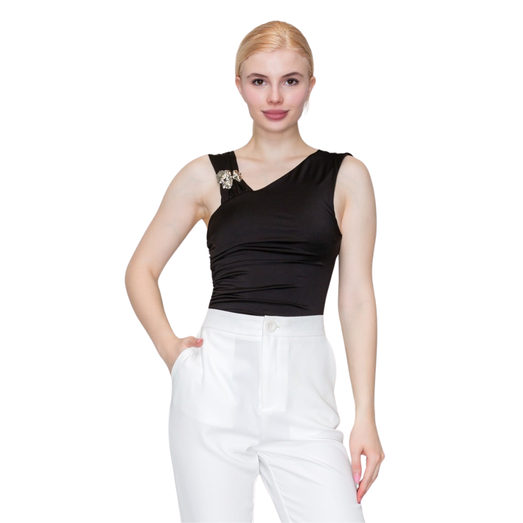 Blusa Negra Asimétrica Elegante Con Broche Decorativo