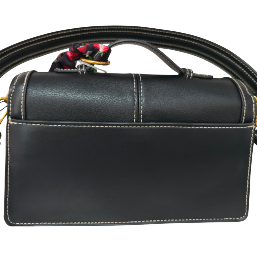 Bolso Satchel Steve Madden Negro con Charm de Fresa y Correa Ajustable