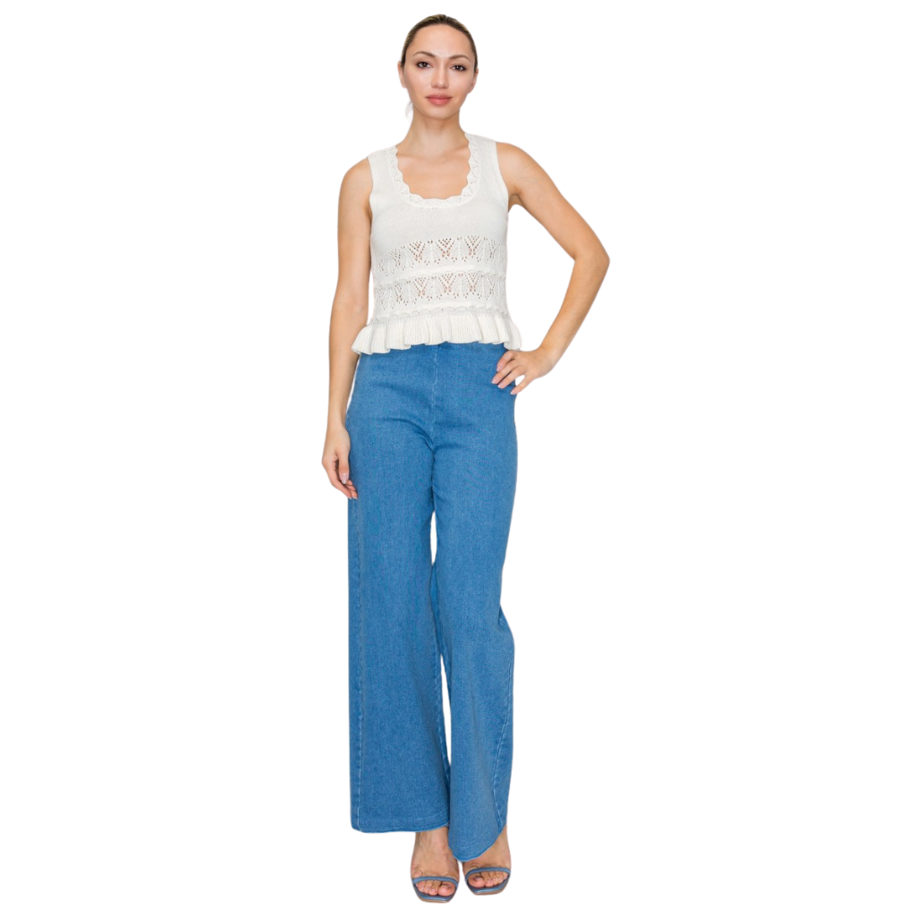 Blusa Tejida Blanca con Detalles Calados y Olan