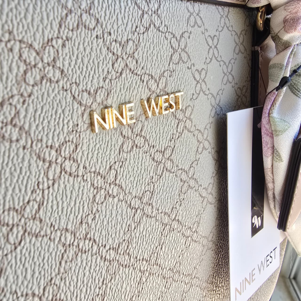 Bolsa Nine West Tote Beige con Detalles Rosa y Monograma
