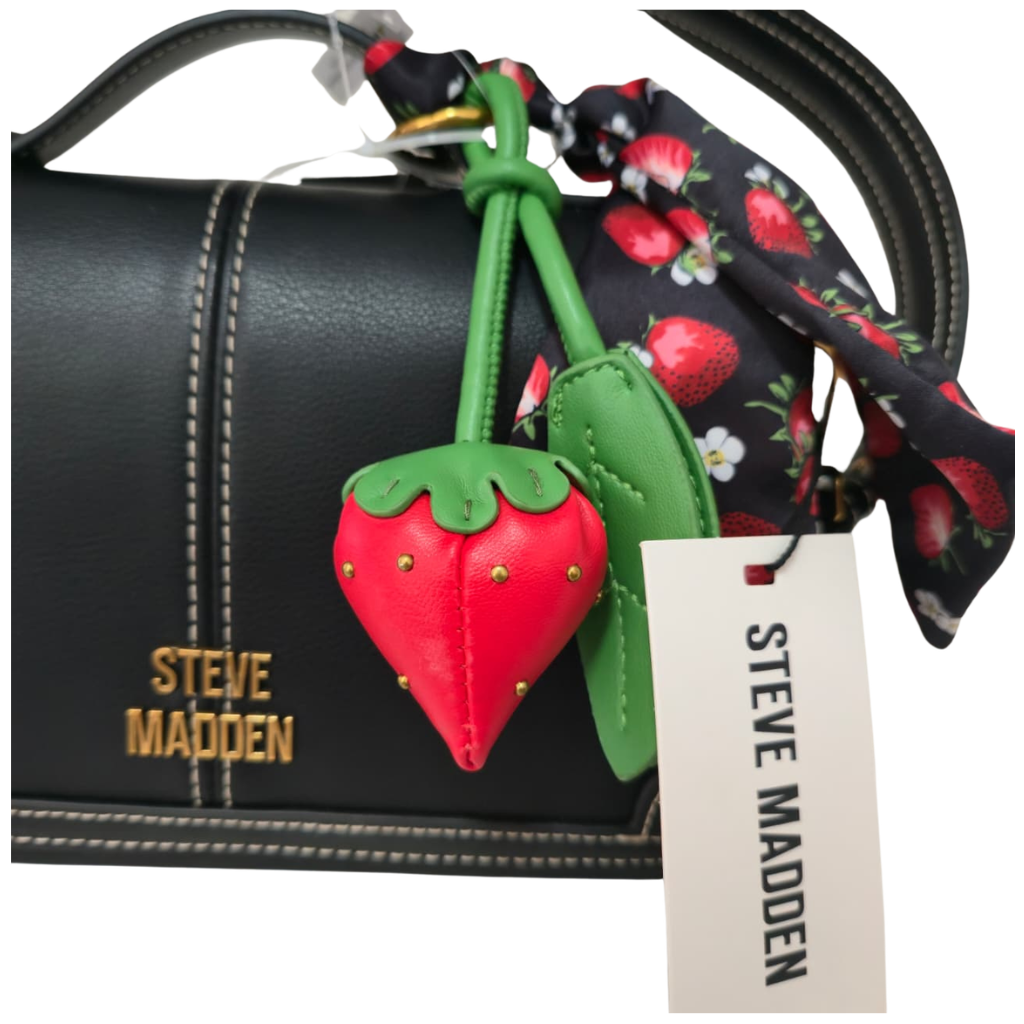 Bolso Satchel Steve Madden Negro con Charm de Fresa y Correa Ajustable