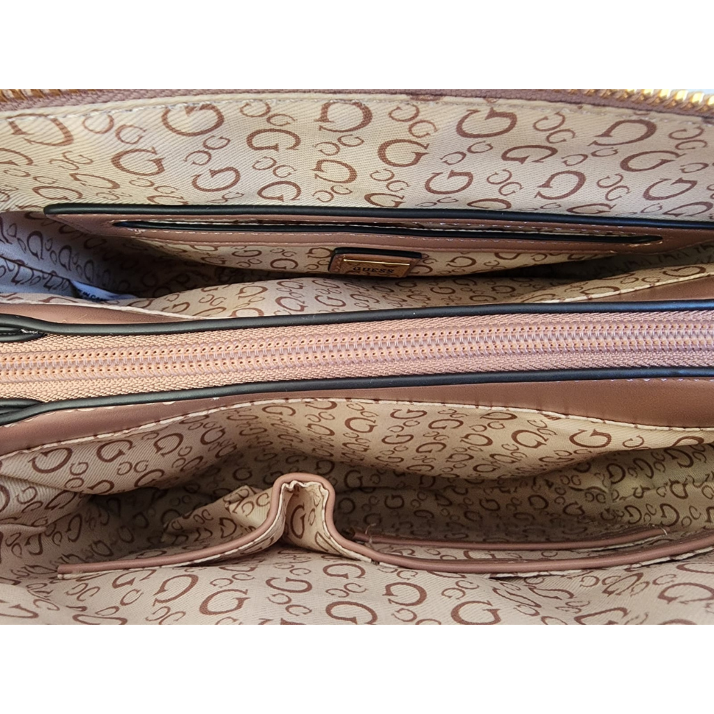 Bolsa Guess crossbody monograma beige / rosa con cadena dorada