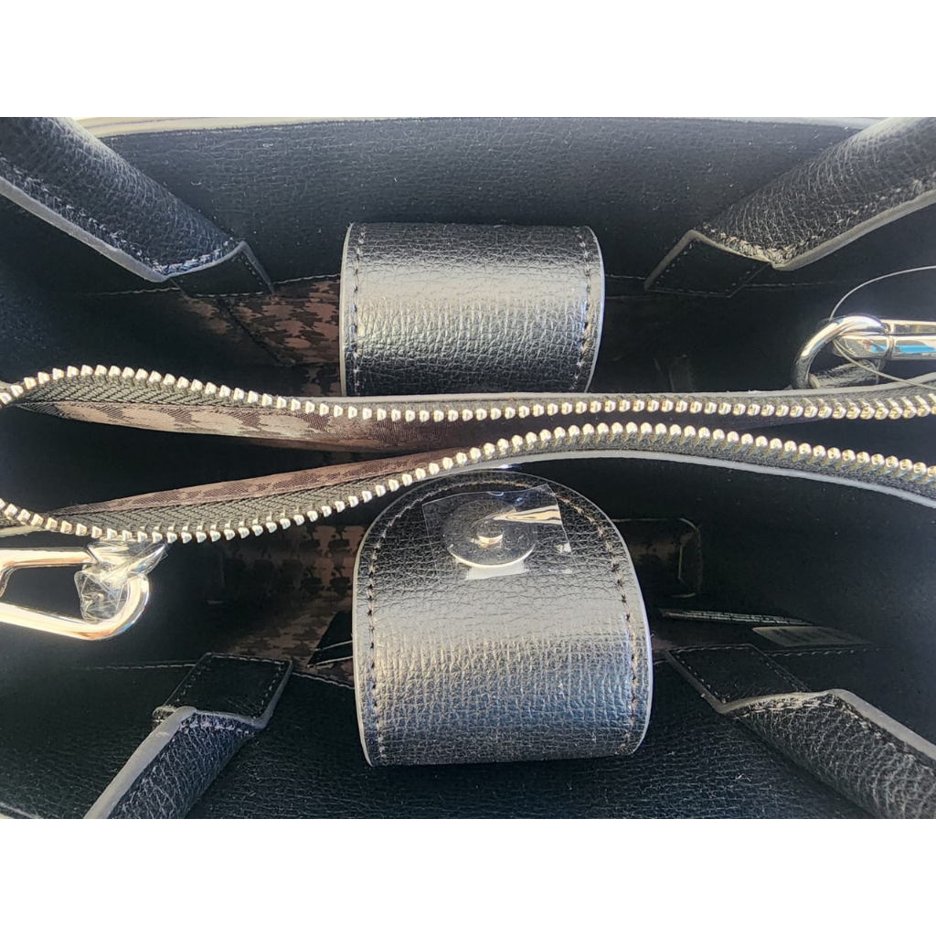 Bolsa Karl Lagerfeld blanca con logo KARL y correa ajustable