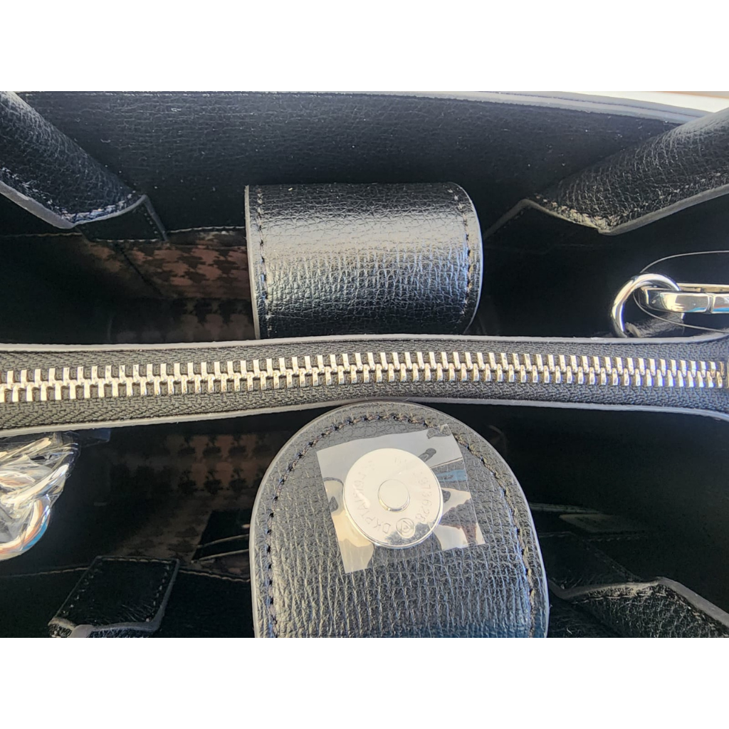 Bolsa Karl Lagerfeld blanca con logo KARL y correa ajustable