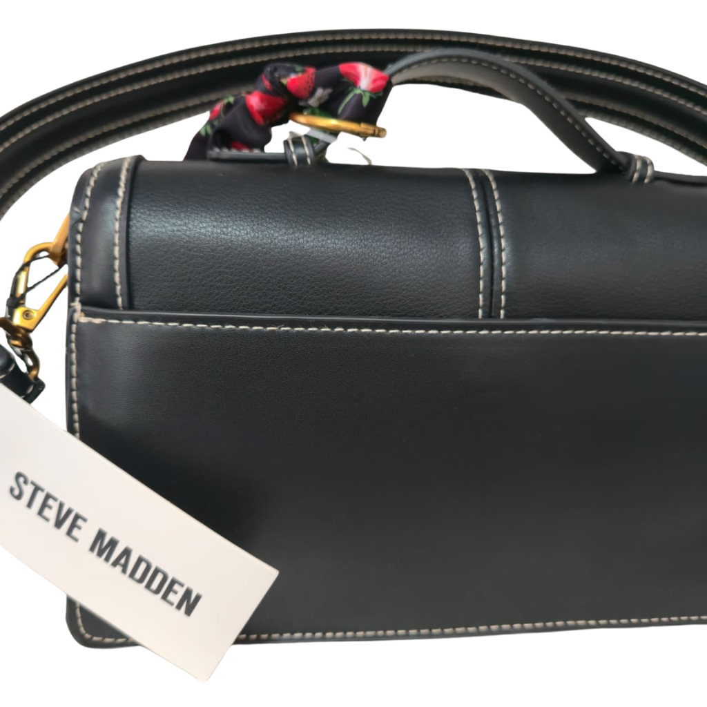 Bolso Satchel Steve Madden Negro con Charm de Fresa y Correa Ajustable