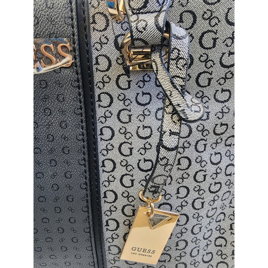 Bolsa Guess satchel monograma gris con correa larga
